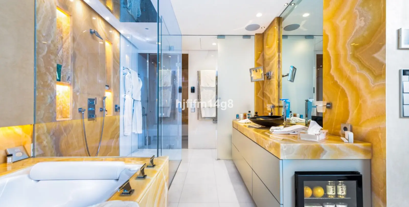 Sale of middle floor apartment in Estepona 8