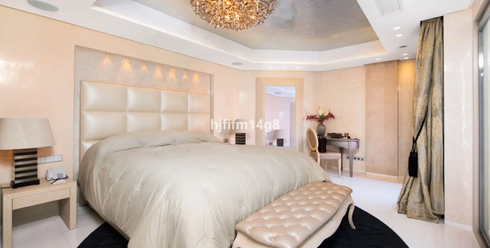 Sale of middle floor apartment in Estepona 12