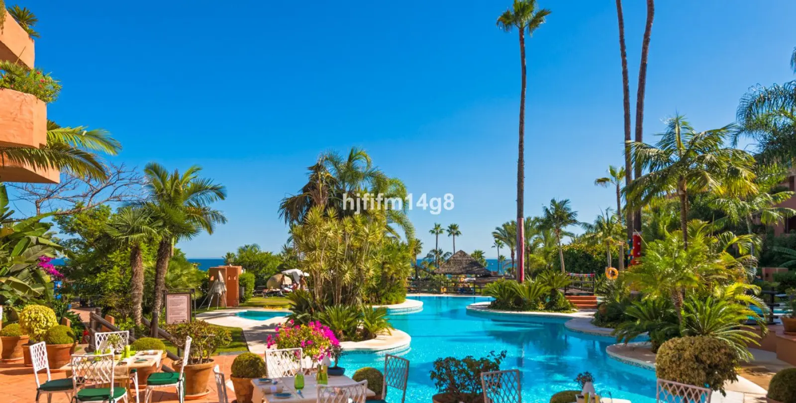 Sale of middle floor apartment in Estepona 16