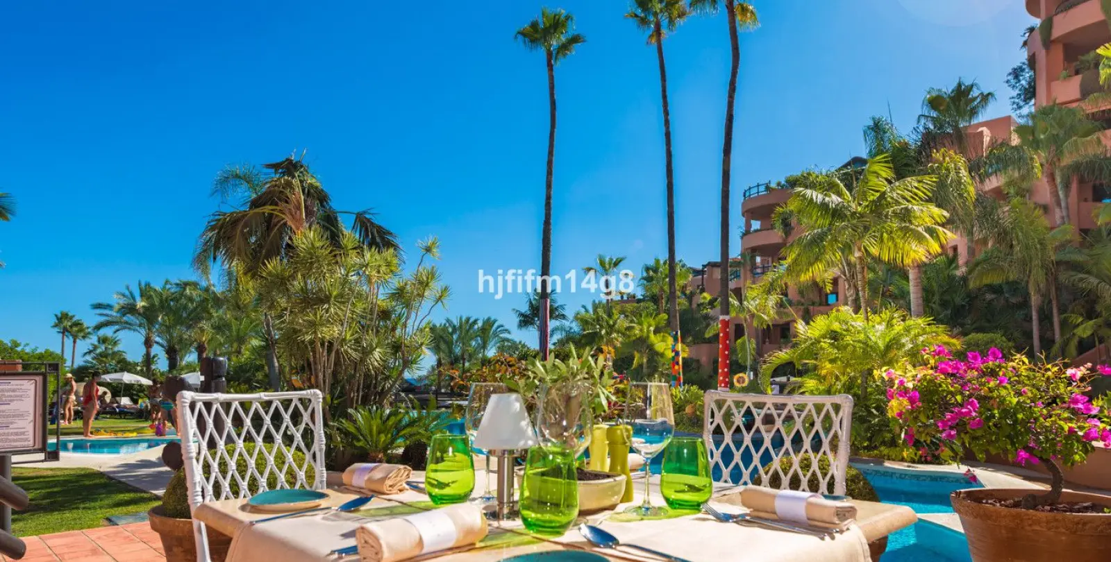 Sale of middle floor apartment in Estepona 17