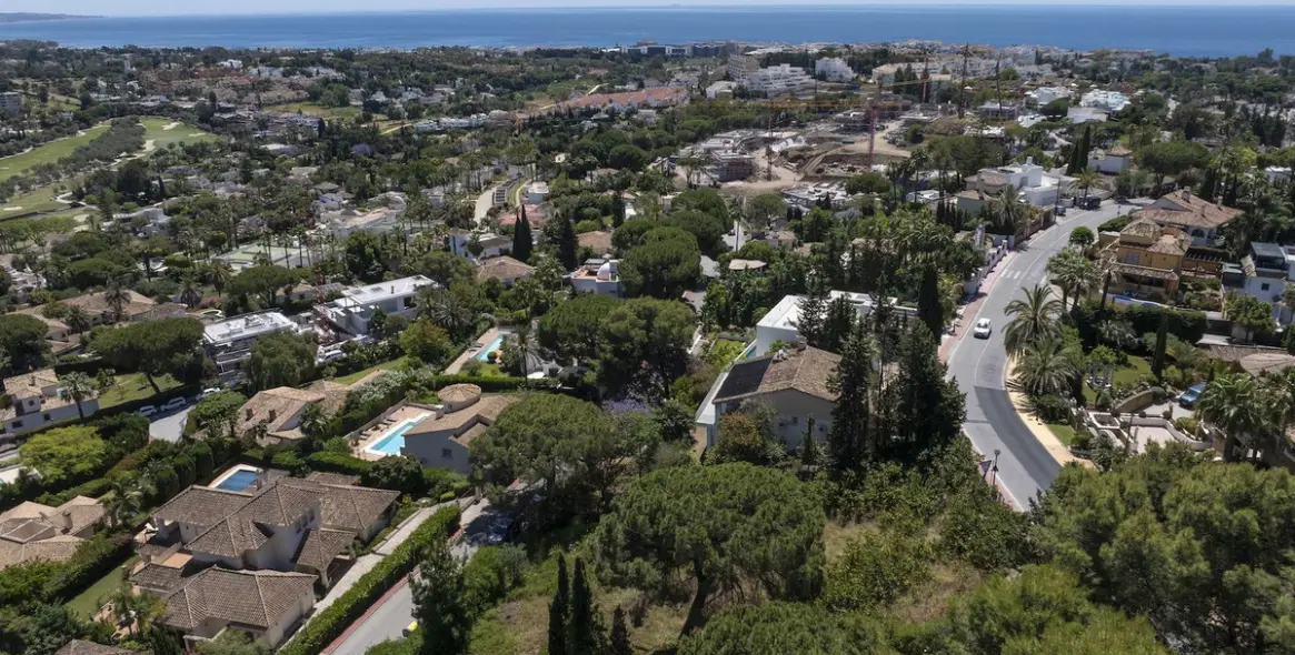Venta de parcela residencial en Nueva Andalucía 2