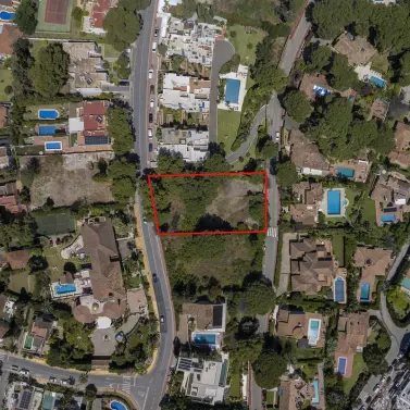 Venta de parcela residencial en Nueva Andalucía