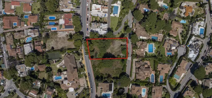 Venta de parcela residencial en Nueva Andalucía 2