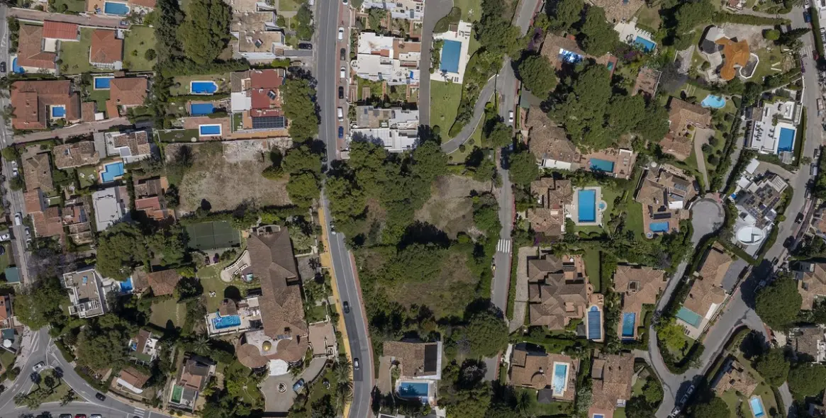 Venta de parcela residencial en Nueva Andalucía 21