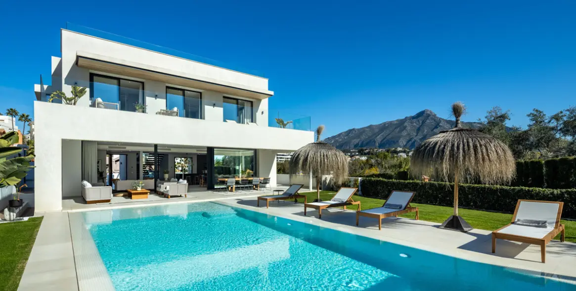 Venta de villa independiente en Nueva Andalucía 30