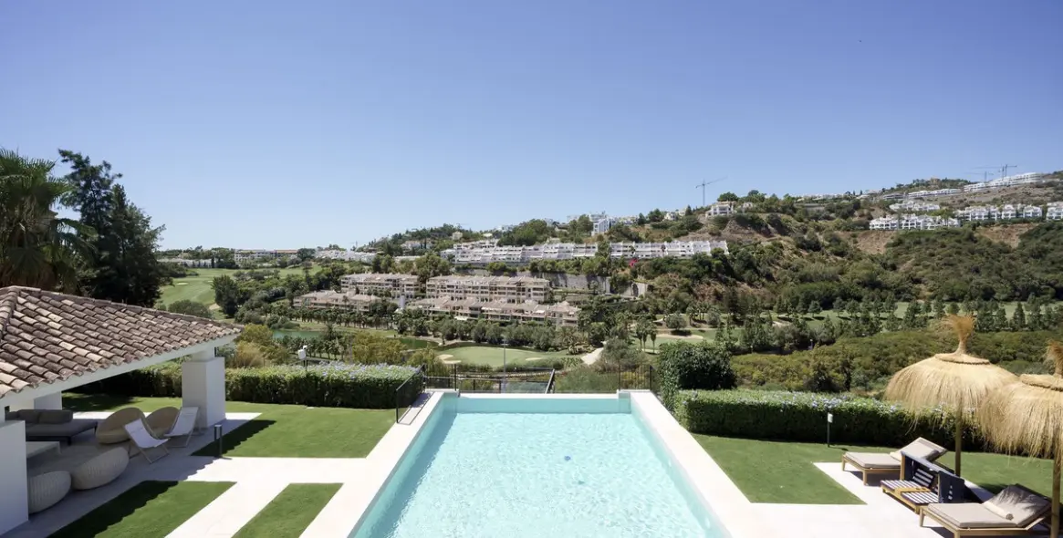 Sale of detached villa in Benahavís 2