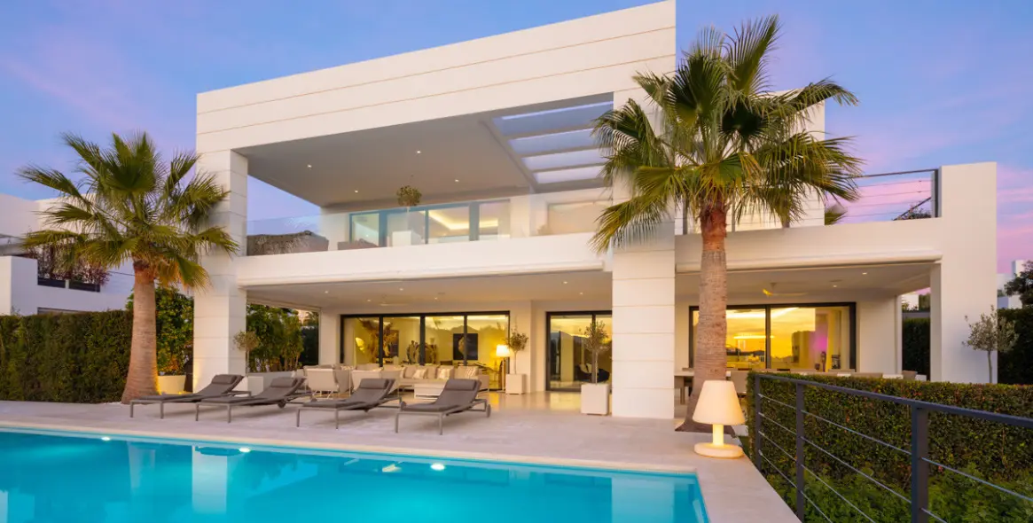 Venta de villa independiente en Nueva Andalucía 1