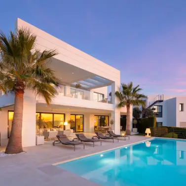 Venta de villa independiente en Nueva Andalucía