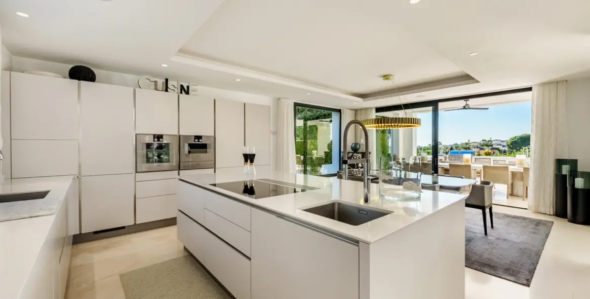 Venta de villa independiente en Nueva Andalucía 11