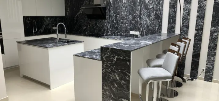 Venta de apartamento en planta baja en Puerto Banús 1