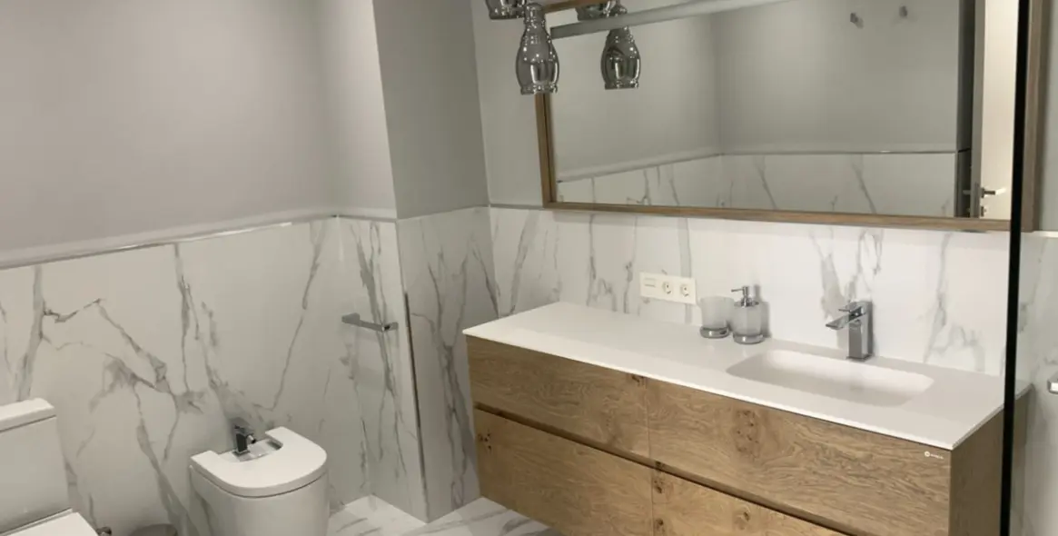 Venta de apartamento en planta baja en Puerto Banús 18