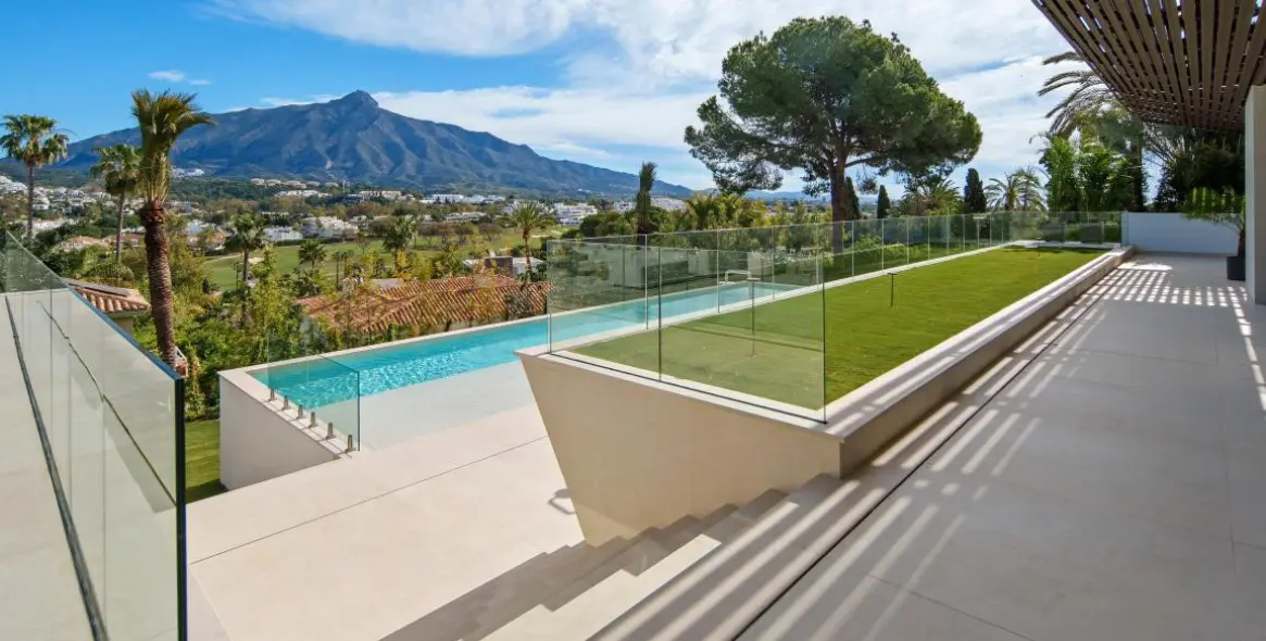 Venta de villa independiente en Nueva Andalucía 5