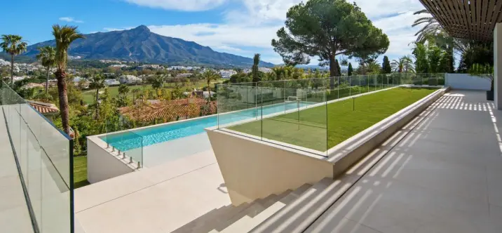 Venta de villa independiente en Nueva Andalucía 4