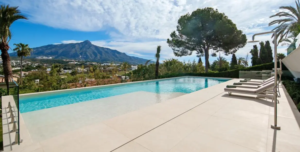 Venta de villa independiente en Nueva Andalucía 79