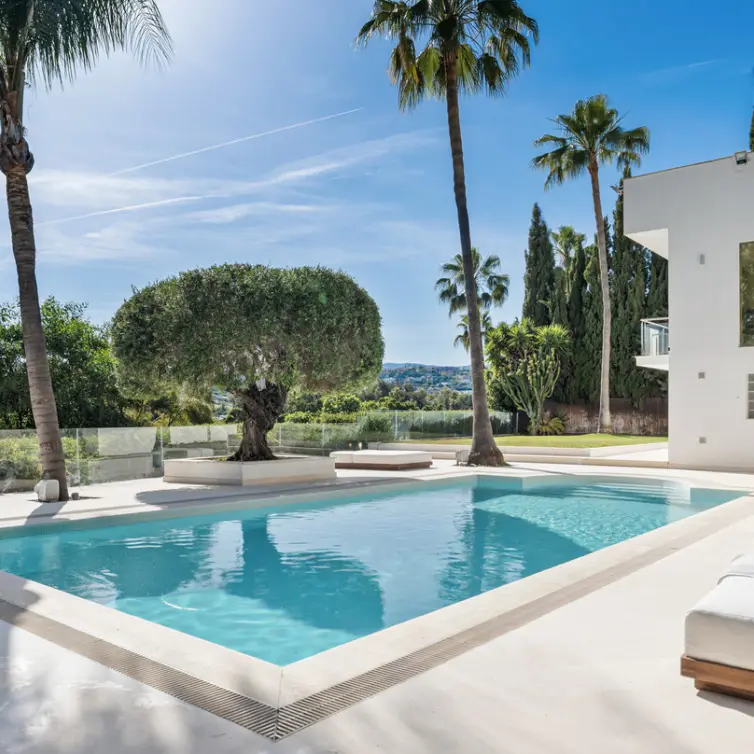 Short-term rent of detached villa in Nueva Andalucía