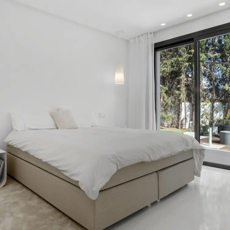 Short-term rent of detached villa in Nueva Andalucía