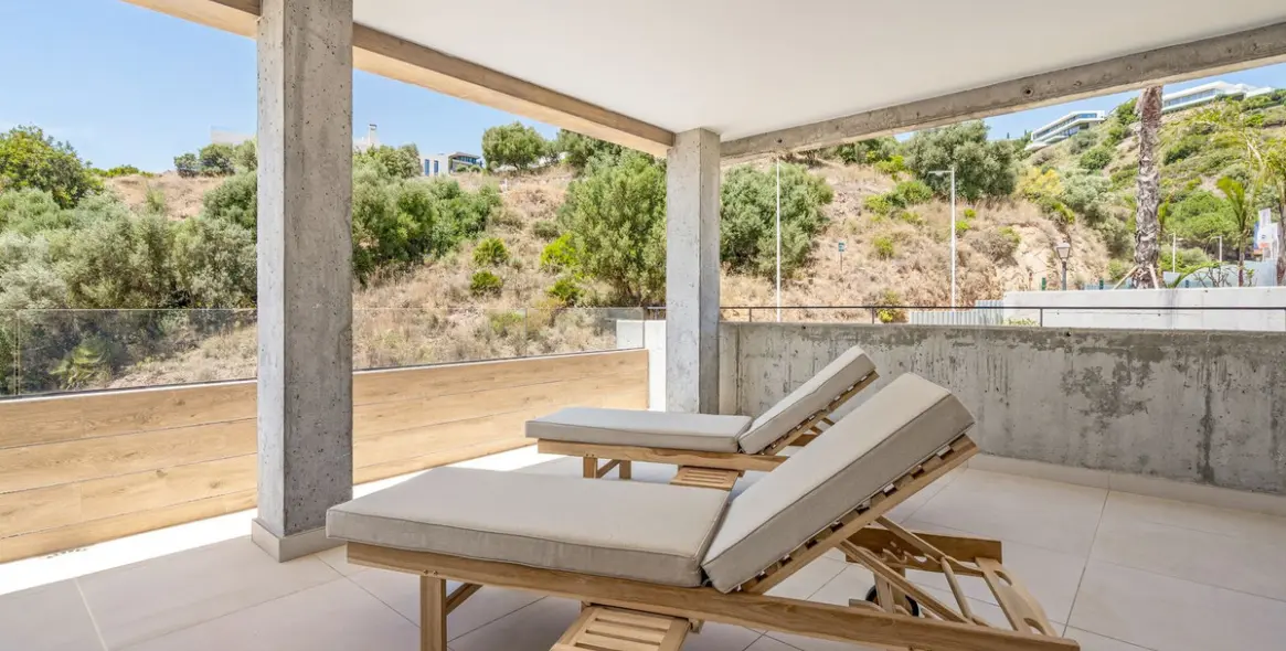Long-term rent of middle floor apartment in Altos de los Monteros 10