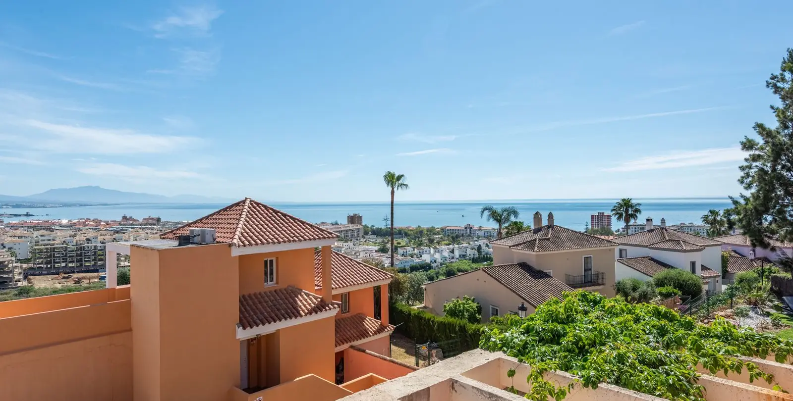 Sale of middle floor apartment in La Duquesa 1