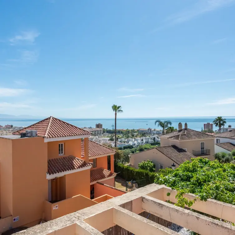 Venta de apartamento en planta media en La Duquesa