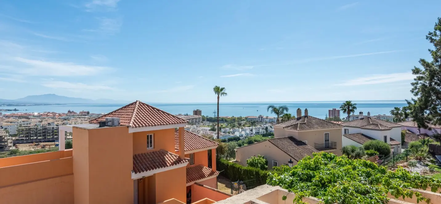 Venta de apartamento en planta media en La Duquesa 0