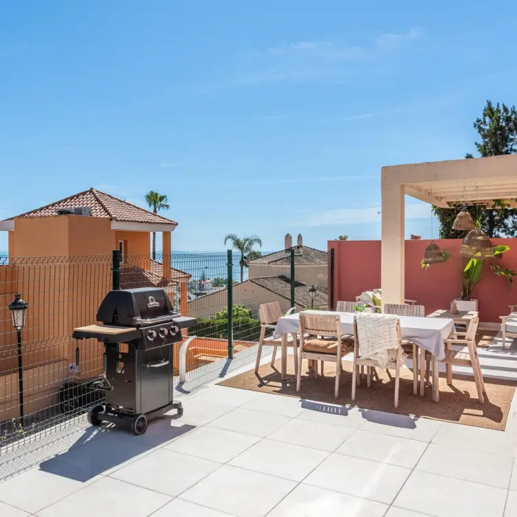 Venta de apartamento en planta media en La Duquesa