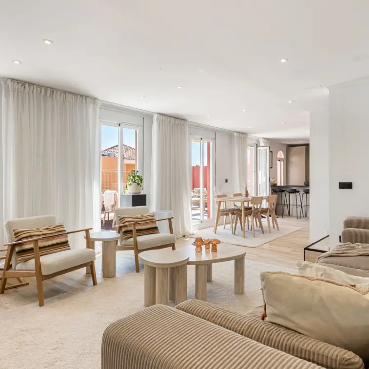 Venta de apartamento en planta media en La Duquesa