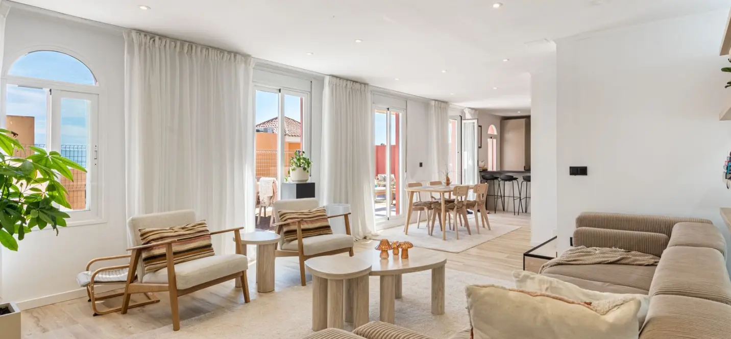 Venta de apartamento en planta media en La Duquesa 2