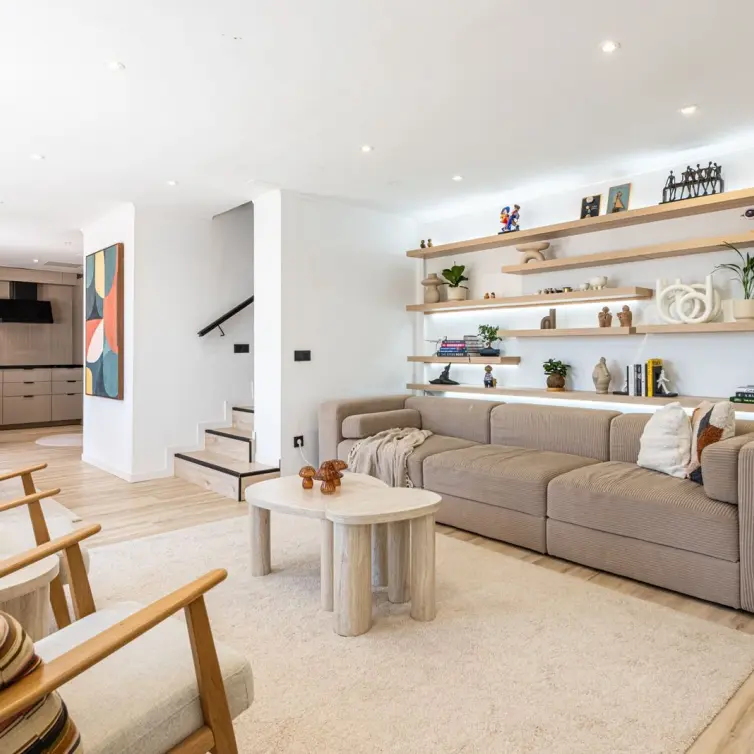Venta de apartamento en planta media en La Duquesa