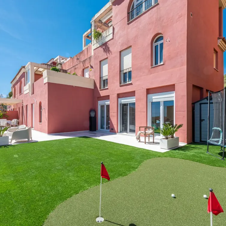 Venta de apartamento en planta media en La Duquesa