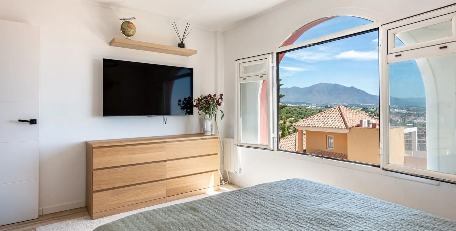 Sale of middle floor apartment in La Duquesa 16