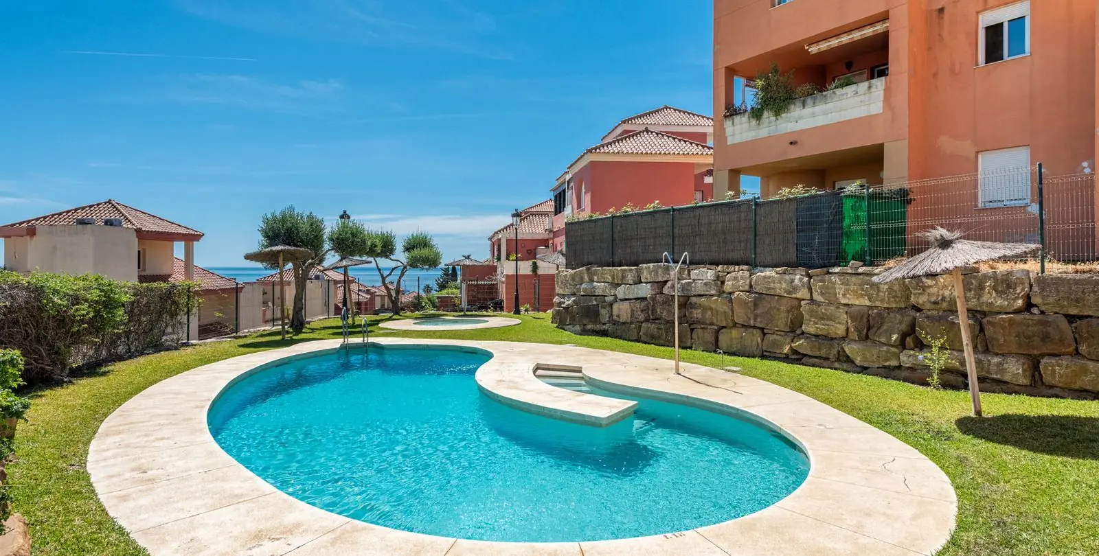 Sale of middle floor apartment in La Duquesa 23