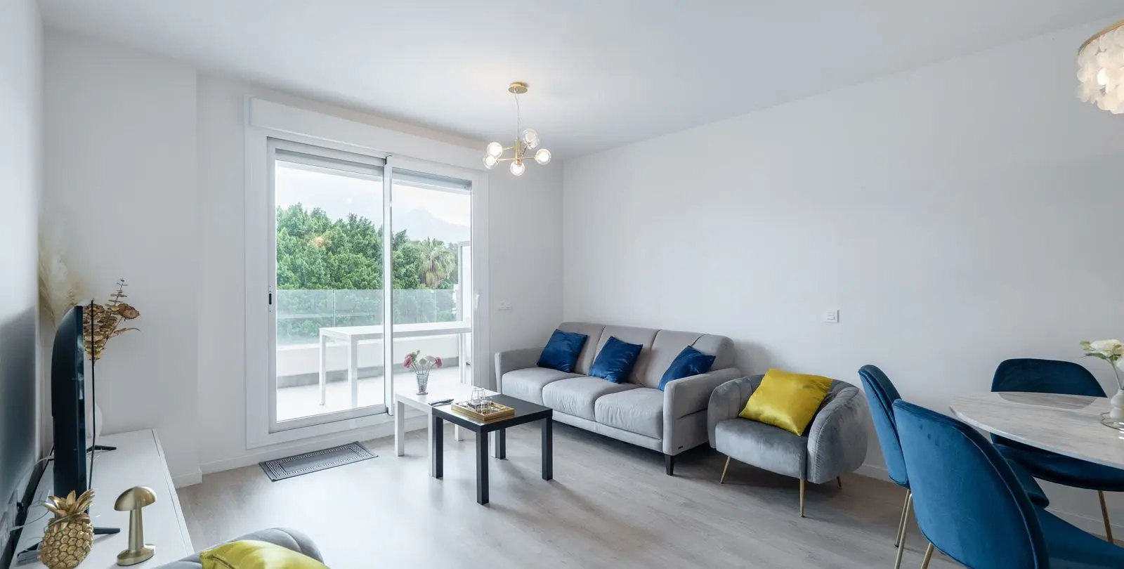 Venta de apartamento en planta media en Nueva Andalucía 1