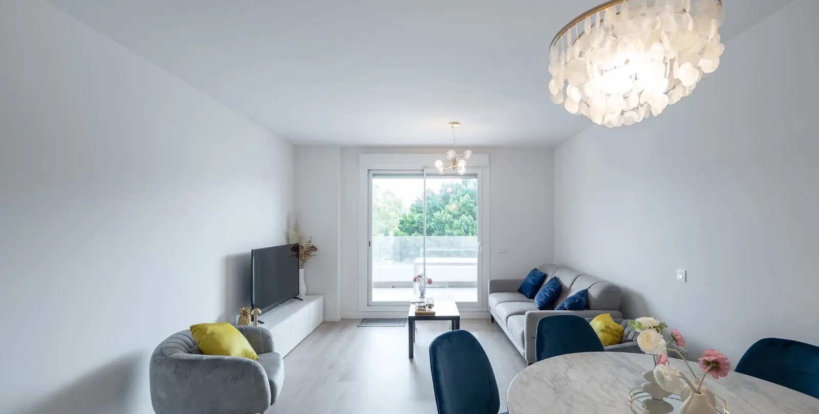 Venta de apartamento en planta media en Nueva Andalucía 2