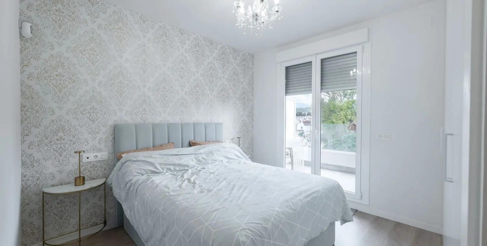 Venta de apartamento en planta media en Nueva Andalucía 10