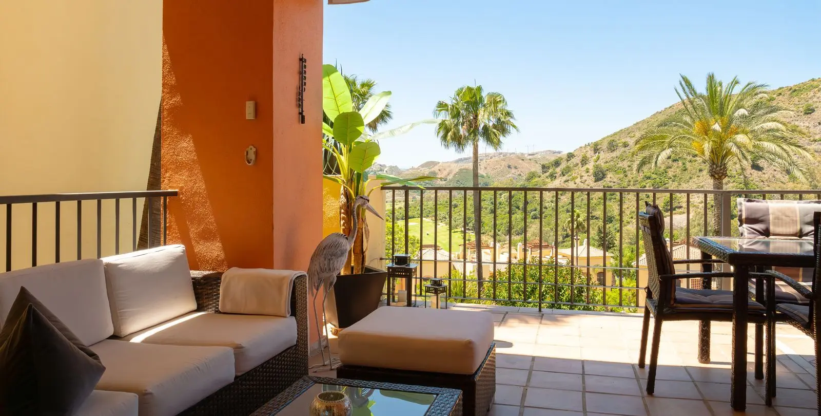 Venta de apartamento en planta media en Los Arqueros 15