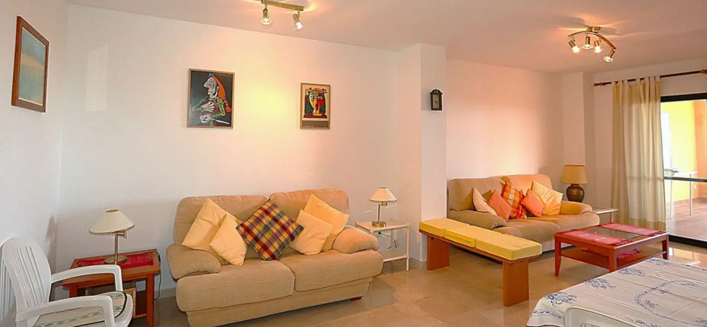 Venta de apartamento en planta media en Selwo 1