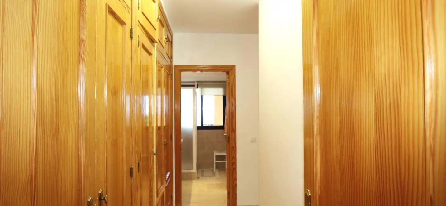 Venta de apartamento en planta media en Selwo 3