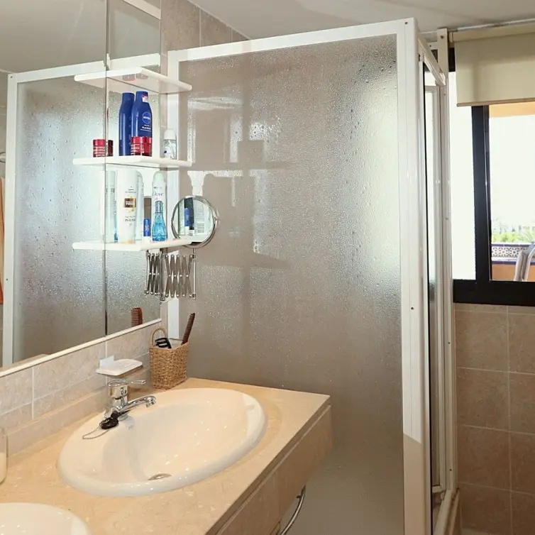 Venta de apartamento en planta media en Selwo
