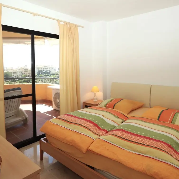Venta de apartamento en planta media en Selwo