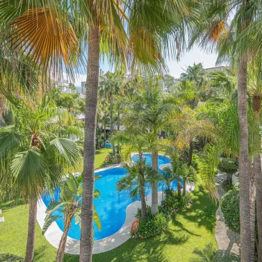 Venta de apartamento en planta media en Aloha