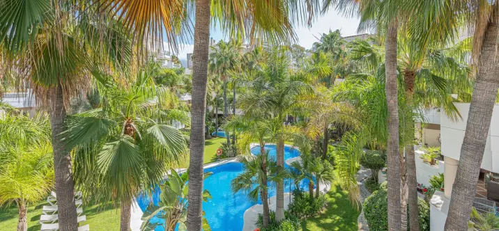 Venta de apartamento en planta media en Aloha 0