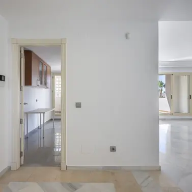 Venta de apartamento en planta media en Aloha