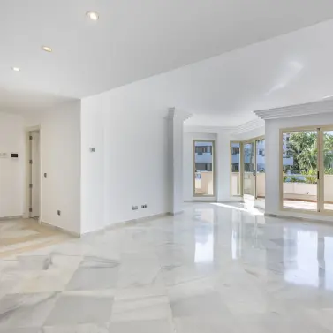 Venta de apartamento en planta media en Aloha