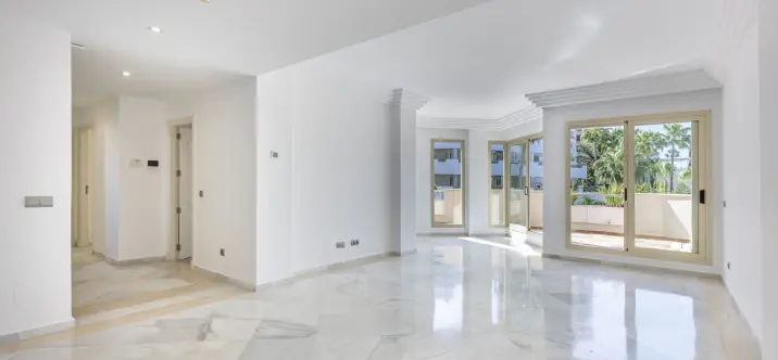 Venta de apartamento en planta media en Aloha 2