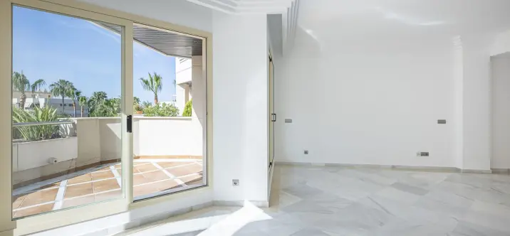 Venta de apartamento en planta media en Aloha 3