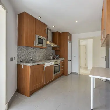 Venta de apartamento en planta media en Aloha