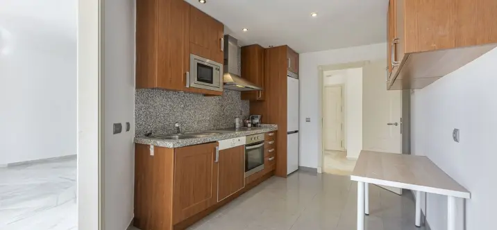 Venta de apartamento en planta media en Aloha 4