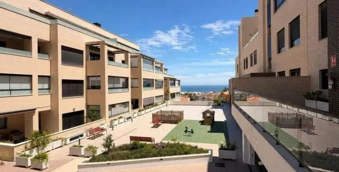 Sale of ground floor apartment in El Pinillo 9