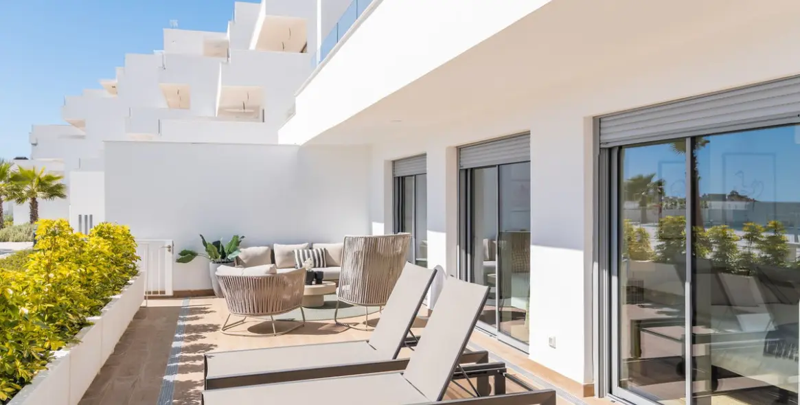 Sale of ground floor apartment in Estepona 1