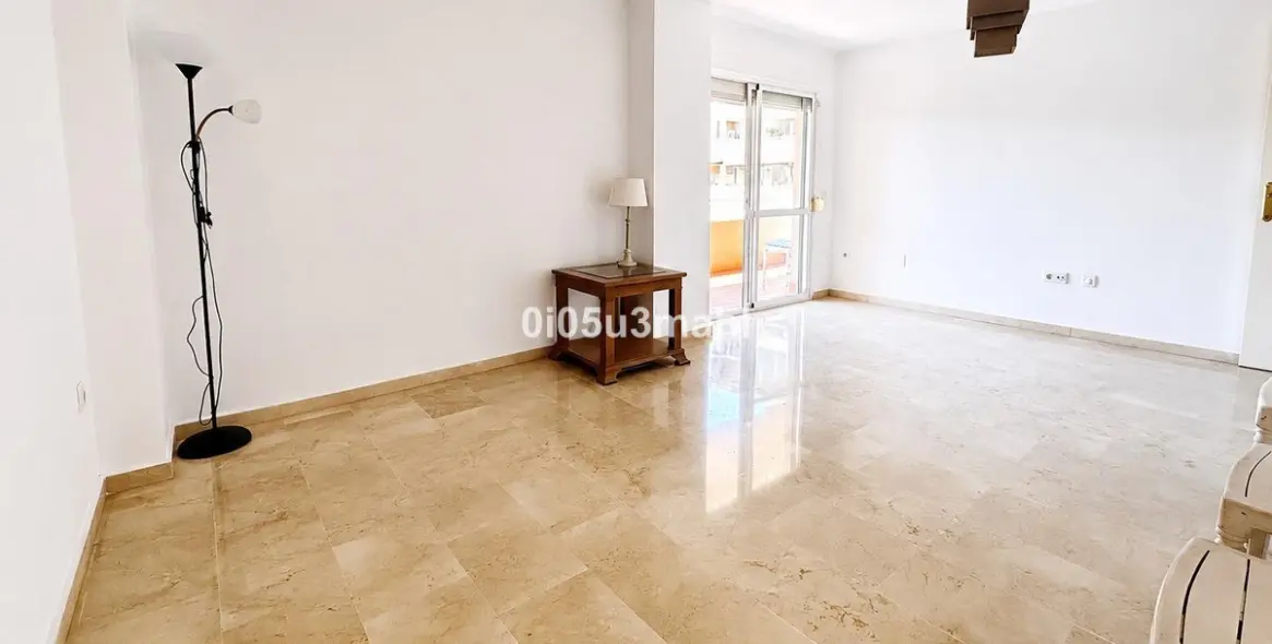 Sale of middle floor apartment in El Palo 2